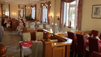 Tägliches Frühstücksbuffet (6 EUR pro Person)