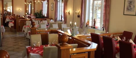 Tägliches Frühstücksbuffet (6 EUR pro Person)