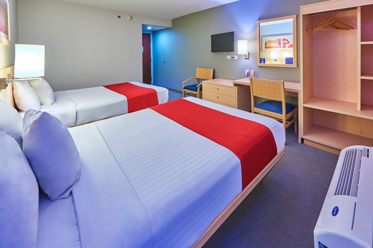 Wifi gratis, ropa de cama y despertador