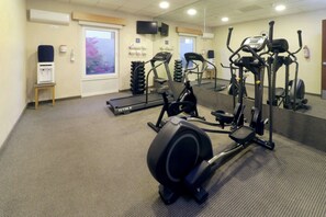 A gym with cardio equipment, weight machines, and a mirrored wall. - City Express by Marriott Saltillo Sur (Saltillo)