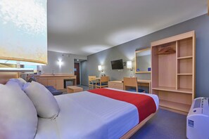 Suite, 1 grand lit et 1 canapé-lit | Accès au Wi-Fi (inclus), literie fournie, réveille-matin