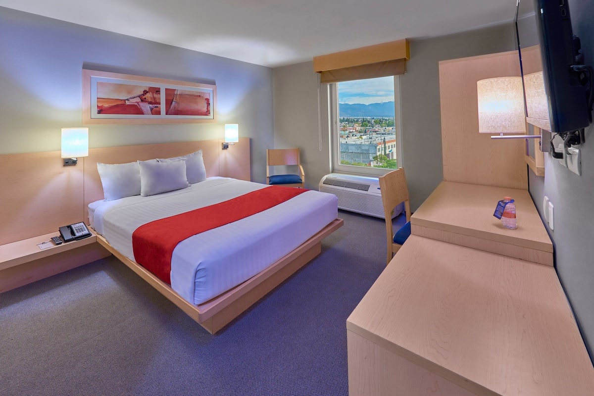Wifi gratis, ropa de cama y despertador
