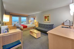 Suíte, 1 cama Queen e sofá-cama | Wi-Fi de cortesia, roupa de cama, despertadores