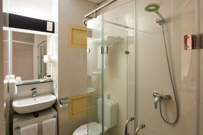 Een douche, gratis toiletartikelen, een haardroger, handdoeken