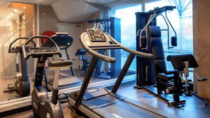 A gym with treadmills, an elliptical, and a weight machine. - Hotel Expo (Brussels)