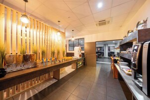 Desayuno buffet todos los días (con cargo)