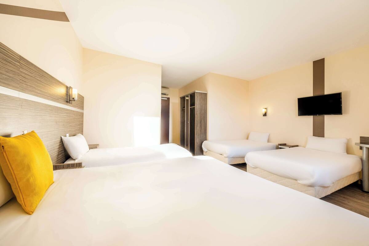 Standard Room - 1 Double Bed 3 Single Beds | 書桌、遮光布/窗簾、隔音、搖籃/嬰兒床