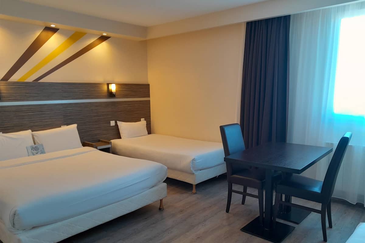 1 habitación, muebles diferentes, escritorio y cortinas blackout
