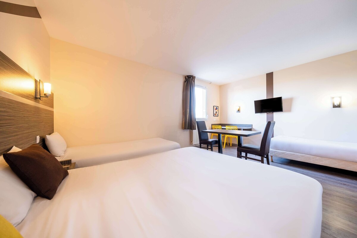 Quadruple Room - 1 Double Bed 2 Single Beds | 책상, 암막 커튼, 방음 설비, 유아용 침대