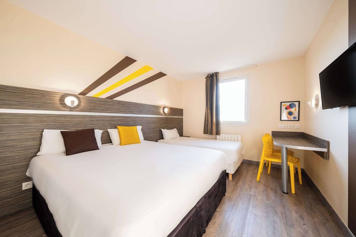 Triple Room - 1 Double Bed 1 Single Bed | 書桌、遮光布/窗簾、隔音、搖籃/嬰兒床
