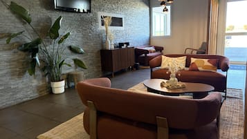 Una sala de estar moderna con sofá, mesa de centro y plantas en macetas.