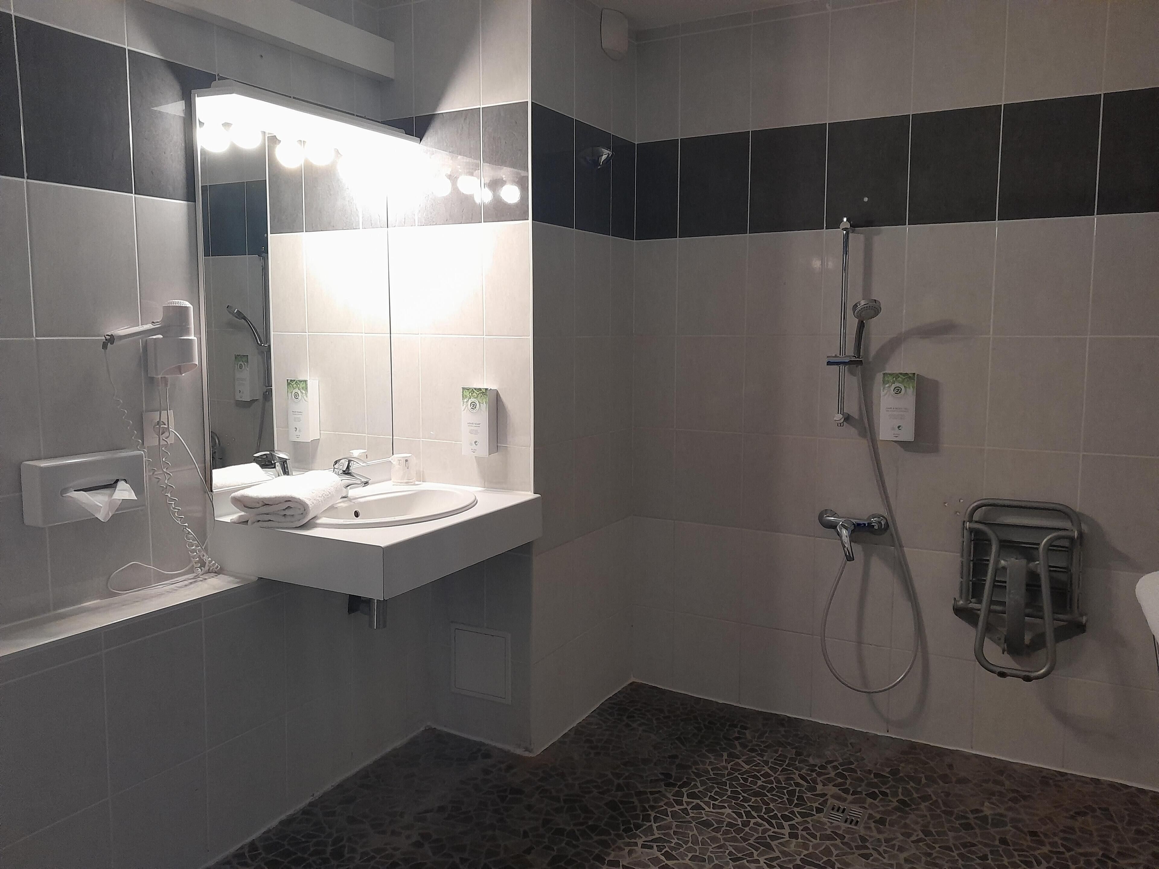Quadruple Room - 1 Double Bed 2 Single Beds | Bathroom