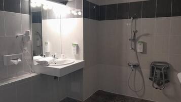 Quadruple Room - 1 Double Bed 2 Single Beds | Baño | Amenidades de baño gratuitas, secadora de cabello, toallas