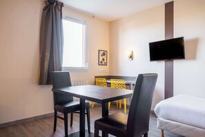 Muebles diferentes, escritorio y cortinas blackout 