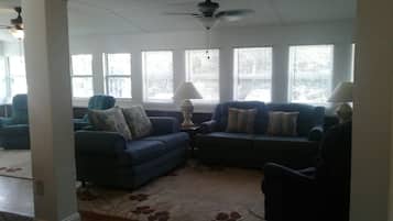 Casa familiar, 3 habitaciones, vista a la marina, planta baja | Área de sala de estar | Televisión de pantalla plana de 32 pulgadas con canales por cable