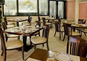 Breakfast, lunch and dinner served - Hacienda Real (Playa del Carmen)