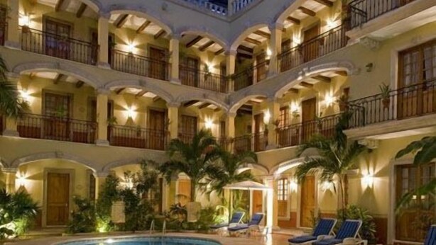 Outdoor pool, pool umbrellas - Hacienda Real (Playa del Carmen)