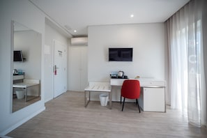 Minibar, safe på rommet, lydisolert og wi-fi (inkludert)