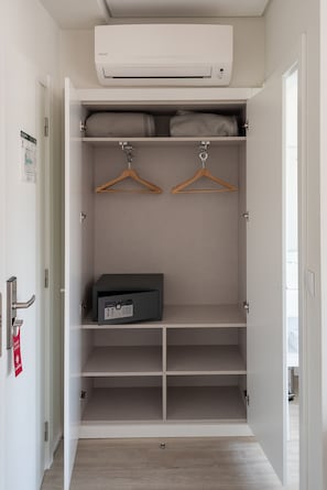 Minibar, in-room safe, soundproofing, free WiFi