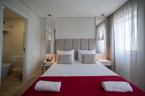 Chambre supérieure double | Minibar, coffre-fort, système d’insonorisation, accès au Wi-Fi (inclus)