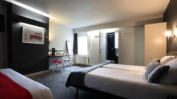 Camera familiare | Una scrivania, tende oscuranti, culle/letti per bambini (gratuiti)