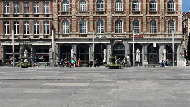A historic building with multiple stories, featuring a central entrance with a sign for 'Hotel'. - Hotel La Royale (Leuven)