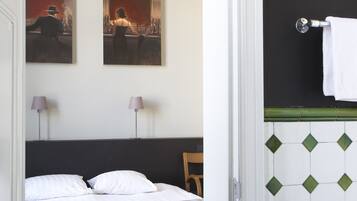 Kamer, 1 twee- of 2 eenpersoonsbedden | Een bureau, verduisterende gordijnen, gratis babybedden, gratis wifi