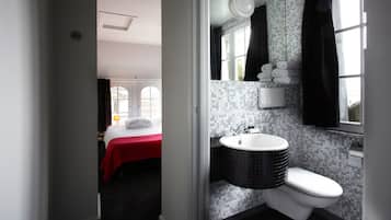 Eenpersoonskamer | Badkamer | Gratis toiletartikelen, een haardroger, handdoeken