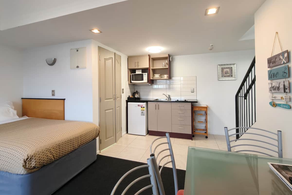 One Bedroom Plus (2 Level Apartment 6) | Pillowtop beds, soundproofing, iron/ironing board, free WiFi