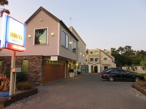 Free self parking - Athena Motel & Apartments (Christchurch)