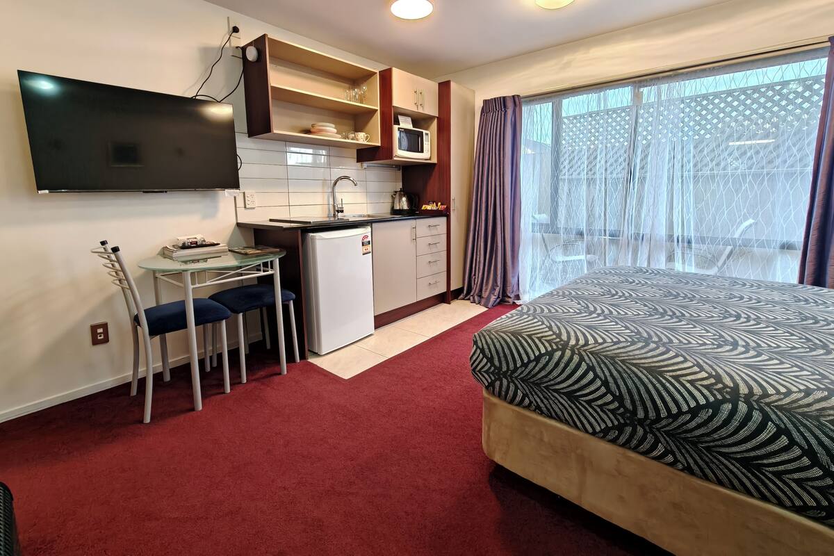 Studio – standard, ikke-røyk, tekjøkken (1 Night in Christchurch..) | Senger med overmadrass, lydisolert og strykejern/-brett
