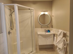 Executive Studio, Non Smoking, Kitchenette (Executive Studio Spec 8) | Bathroom | Towels - Athena Motel & Apartments (Christchurch)