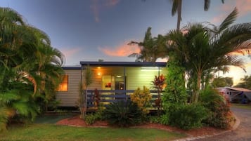 Fachada da propriedade à noite