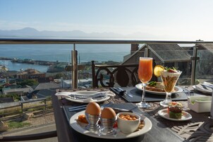 Free daily English breakfast