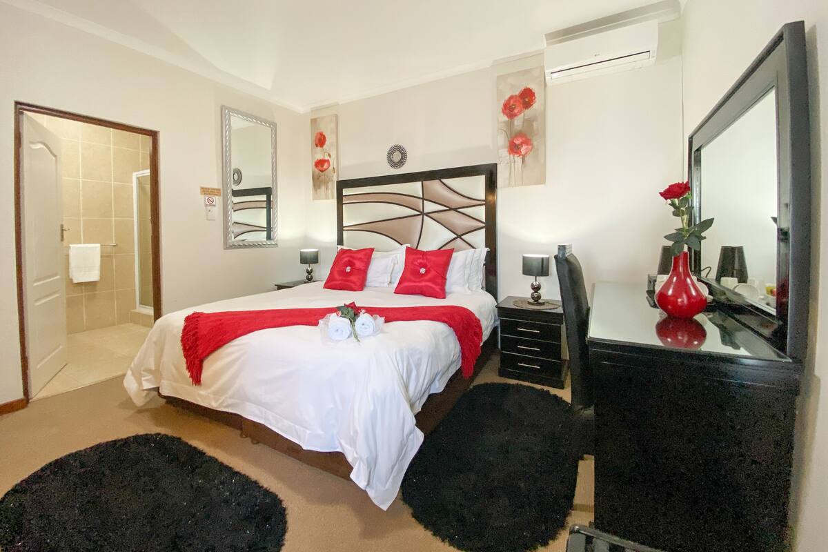 Double Room | 1 bedroom, premium bedding, in-room safe, desk