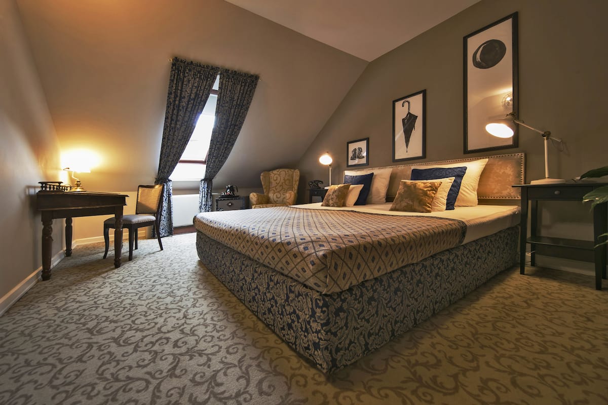 Premium bedding, minibar, in-room safe, desk