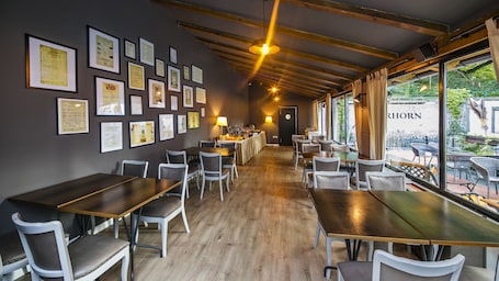 Desayuno buffet incluido todos los días . Hotel Jägerhorn