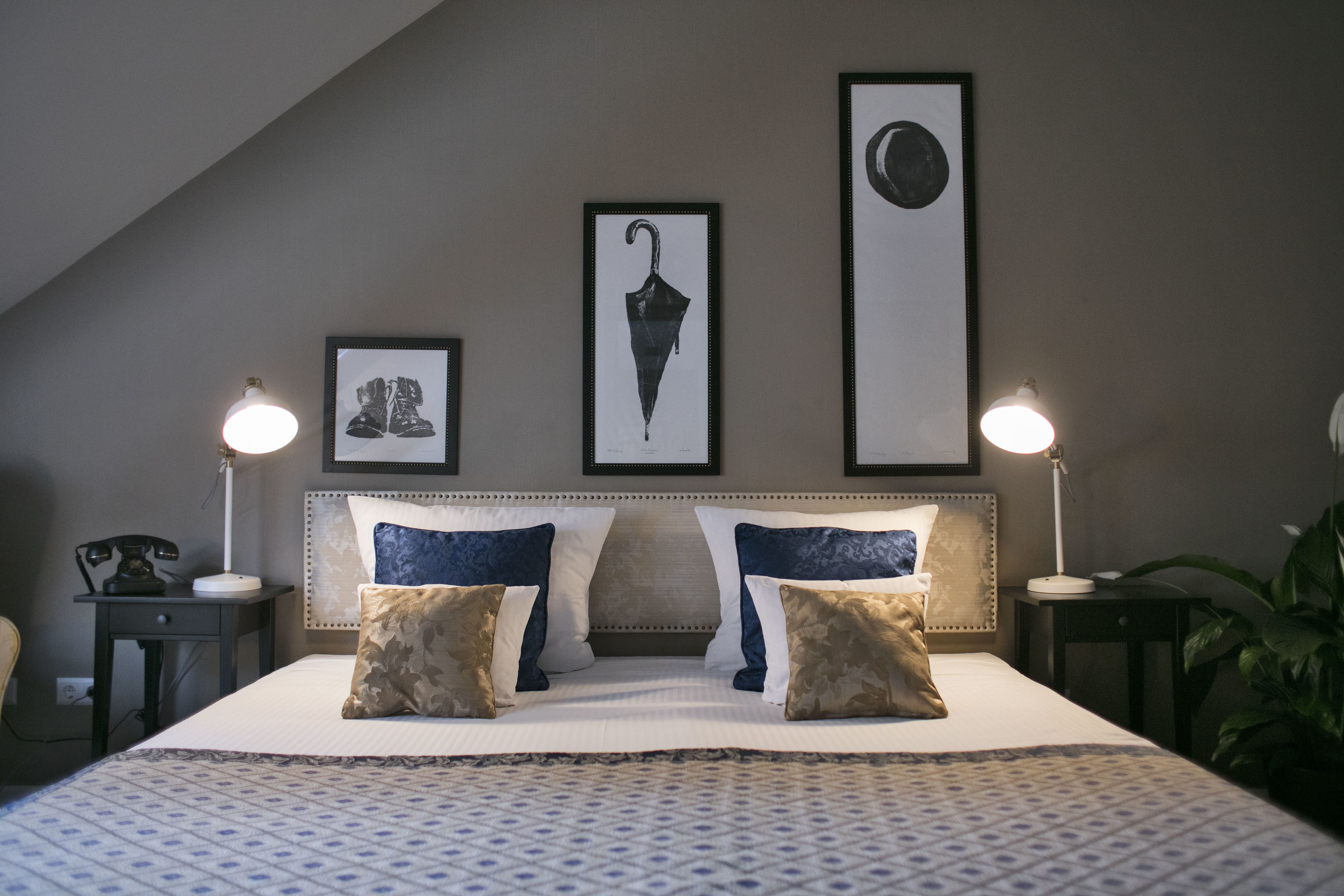 suite for 3 people | premium bedding, minibar, in-room safe, desk