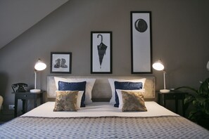 Suite for 3 people | Bộ đồ giường cao cấp, minibar, két bảo mật tại phòng, bàn 