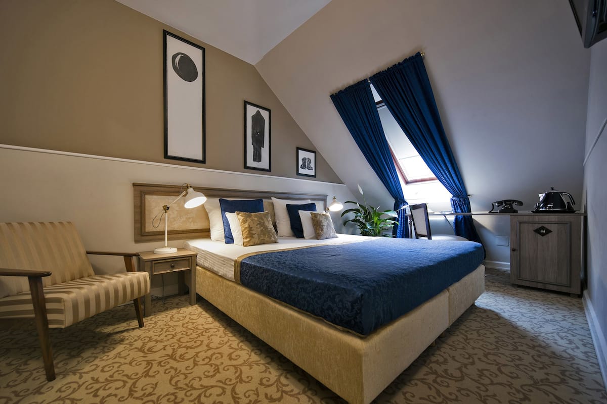 Premium bedding, minibar, in-room safe, desk