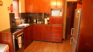 Lewis Kitchenette | 私人简易厨房 | 冰箱、微波炉(如有要求)、茶具/咖啡用具、电热水壶