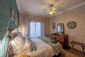 Lewis Kitchenette | Premium bedding, memory-foam beds, minibar, in-room safe - Hampton House (Centurion)