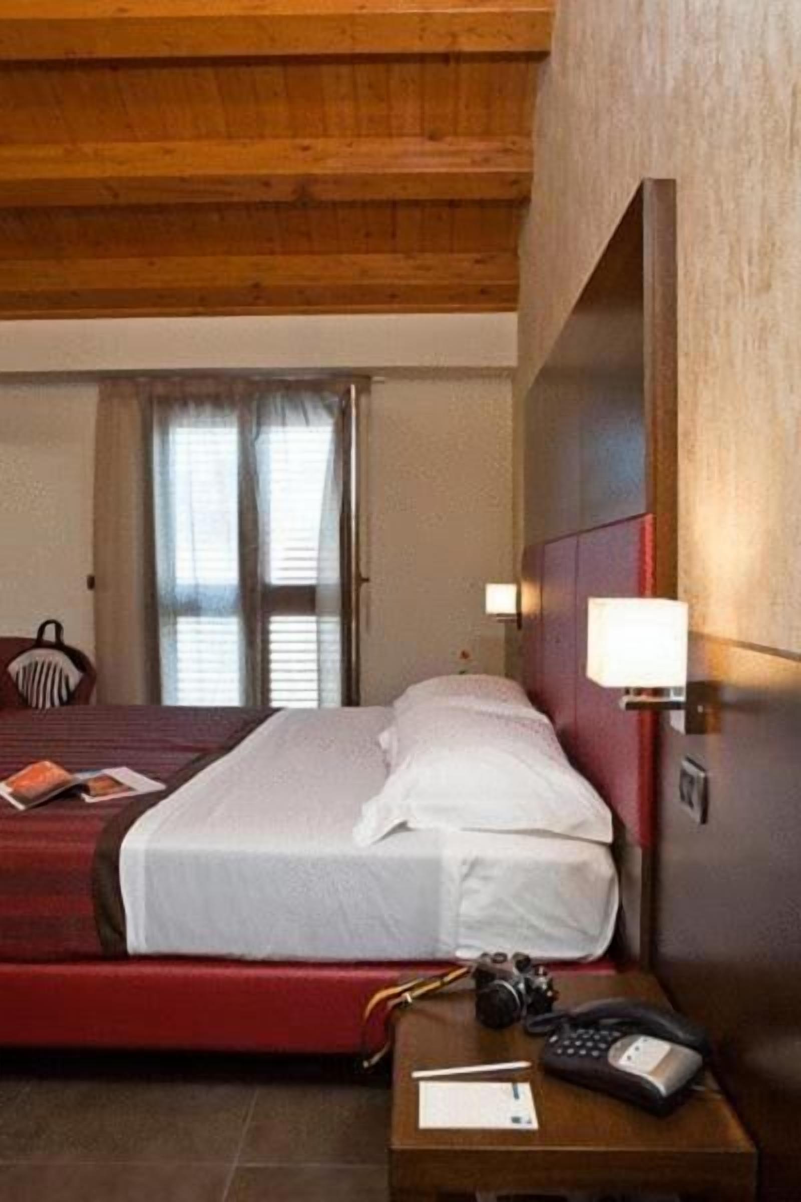 minibar, in-room safe, desk, free wifi