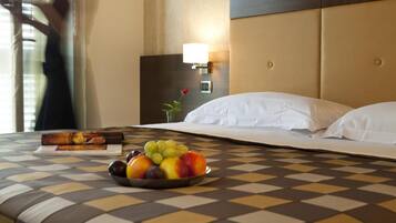 Minibar, coffres-forts dans les chambres, bureau, Wi-Fi gratuit