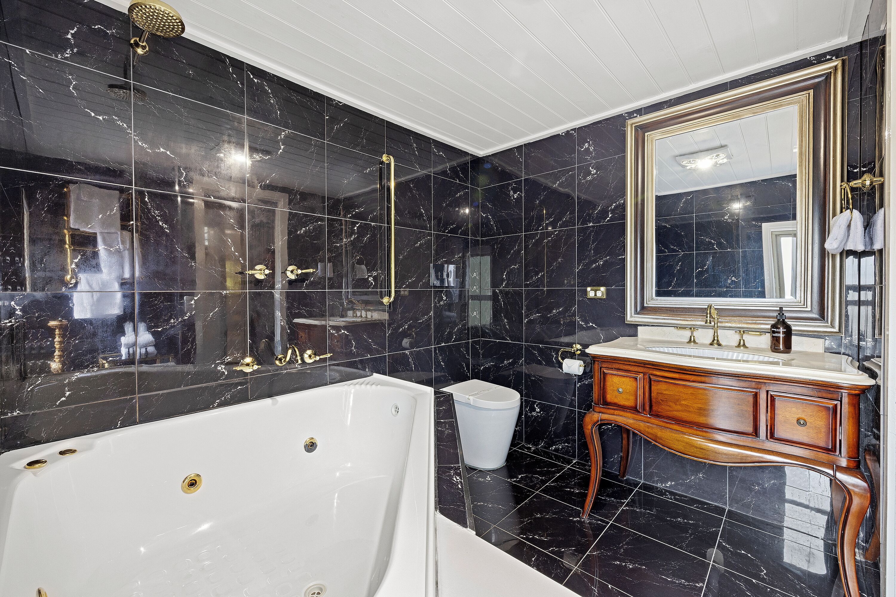 executive loft, 2 bedrooms | bathroom | designer toiletries, hair dryer, dressing gowns, slippers