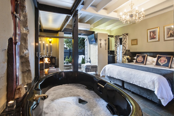 Suite (King Arthur) | Opholdsområde | 32-tommers LCD-tv med digitale kanaler, tv, dvd-afspiller