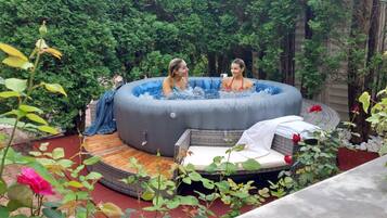 Outdoor spa tub
