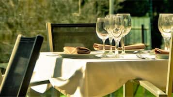 Ofereix taules a l'aire lliure i s'hi serveixen dinars i sopars