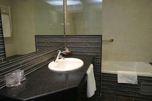 Habitación estándar doble de uso individual | Baño | Bañera, artículos de higiene personal gratuitos, secador de pelo y bidé