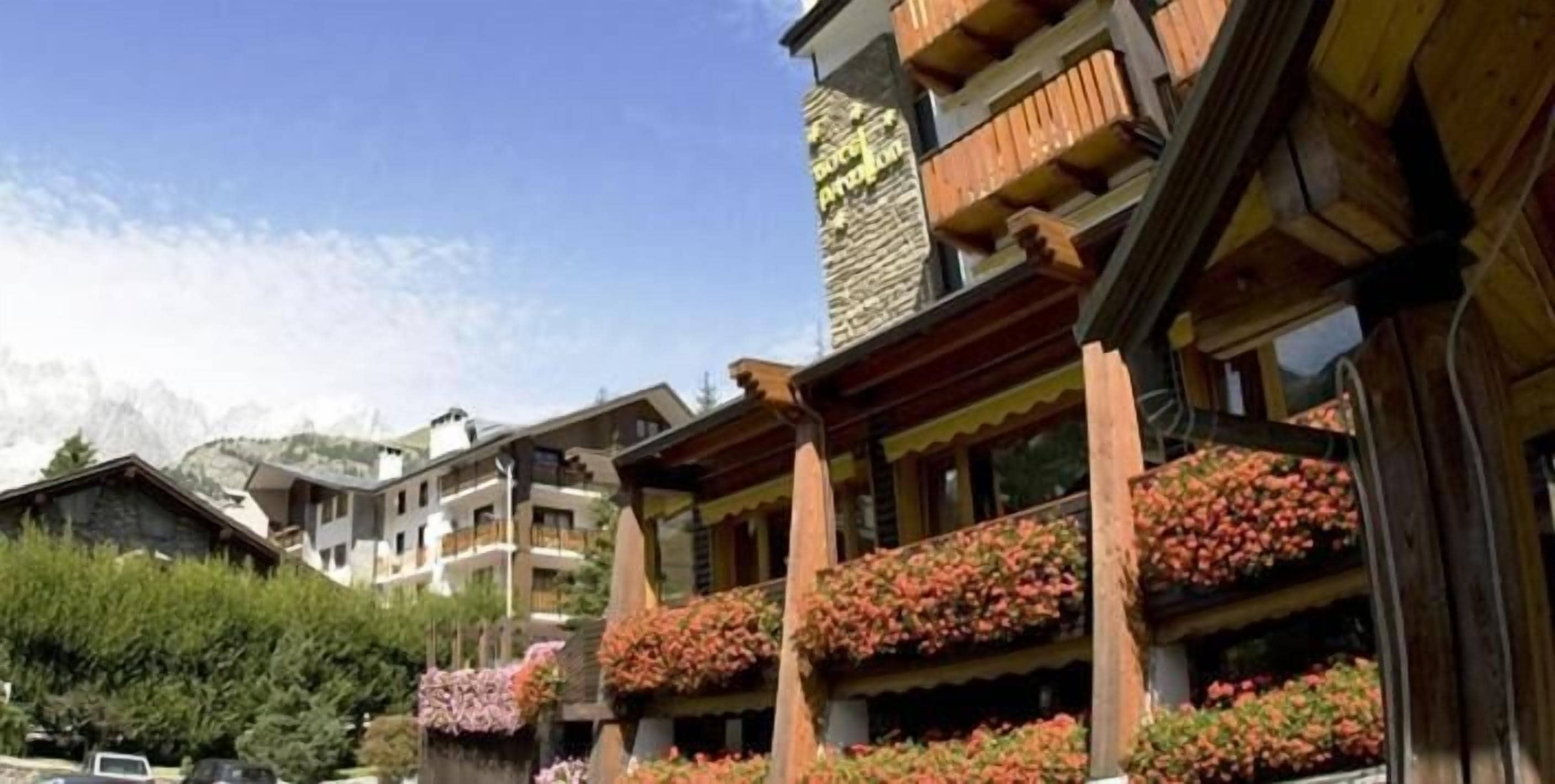Una fila di edifici in legno con balconi, ognuno decorato con fioriere.